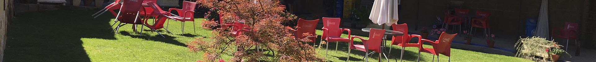 jardin con sillas
